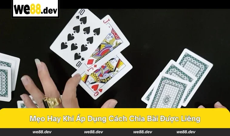 Người chơi tập trung quan sát đối thủ trong ván liêng.